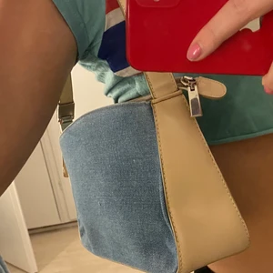 Cool jeans väska!  - Skit cool väska men som tyvärr inte kommer till andvändning då jag har en annan väska jag andvänder varje dag. 💕💕