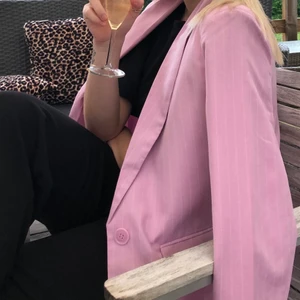 Blazer/Kavaj - Rosa randig blazer från Nelly. Storlek 38, passar XS/ S/M beroende på hur man vill att den ska sitta. Vadderade axlar samt silktyg invändigt