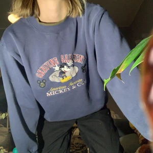 Musse Pigg sweatshirt - Mörkblå Mickey & Co vintage sweatshirt från 90-talet. Storlek enligt lappen är L, men den sitter mer som en S/M 