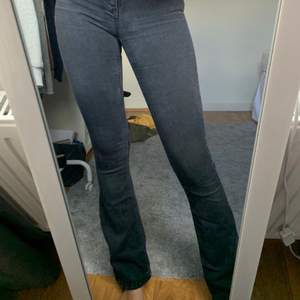 Säljer mina gråa (lite urtvättade svarta) bootcut jeans ifrån Zara i storlek 34. De är i hyfsat bra skick förutom en liten slitning på vänstra knäet som knappt syns. Man kan annars klippa hål i knäna för att slippa slitningen. Frakt ligger på ca 70kr 😇💞