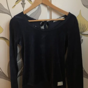 Tröja Från Odd Molly  - Tröja från Odd Molly Storlek: 0, Motsvarar en XS Material:  80% Bomull 20% Polyester Inköpt på Odd Mollys hemsida. Skick: Jättebra. Mitt pris: 250kr inklusive frakt.