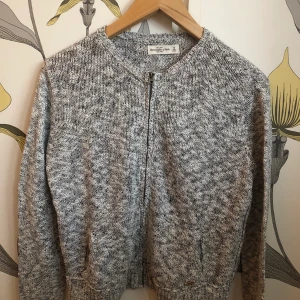 Kofta från Abercrombie & Fitch - Kofta från Abercrombie & Fitch Storlek: M  Material:  83% Bomull 17% Akryl Inköpt från Abercrombie & Fitch hemsida. Skick: Bra Mitt pris: 200kr inklusive frakt. 