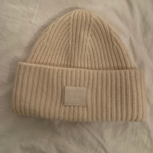 Acne Mössa - i en fin vit/beige färg, mkt fint skick och äkthetsbevis finns! Säljer endast vid ett bra bud! Buds från 400kr i kommentarerna 