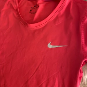 Nike tränings tröja  - Tränings t-shirt från Nike. Bra skick, storlek S💗