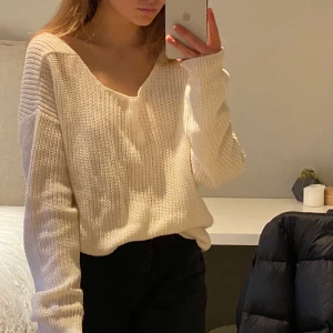 Stickad tröja nakd - Vit stickad tröja från nakd med öppen rygg. Köpare står för frakt✨
