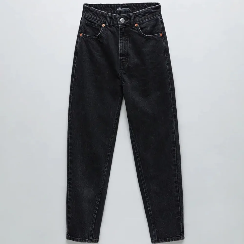 Säljer dessa fina jeans från zara. Är i storlek 34. Använd ett fåtal gånger. Hör av er om det är några frågor eller om bilder på jeans på. Köparen står för frakt💞. Jeans & Byxor.