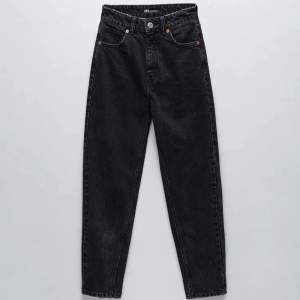 Säljer dessa fina jeans från zara. Är i storlek 34. Använd ett fåtal gånger. Hör av er om det är några frågor eller om bilder på jeans på. Köparen står för frakt💞