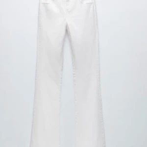 Raka jeans från zara - Säljer nu dessa as coola jeansen från zara då de ej kommer till använding. De är i storlek 38 men passar även mig som har 36 (Skriv om ni vill få egna bilder på de jag har hemma) nypris 499kr jag säljer för 350+ frakt