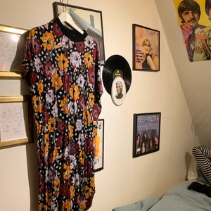 Klänning - Blomstrande klänning!! 💐 🌷 🌹 🤩 storlek xs men är oversize på mig som har M