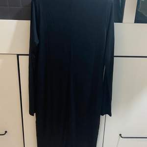 Kora midi dress från Fashion Nova                            Oanvänd, med lappen kvar i storlek 1xl, figurnära.  https://www.fashionnova.com/products/kora-mid-dress-black