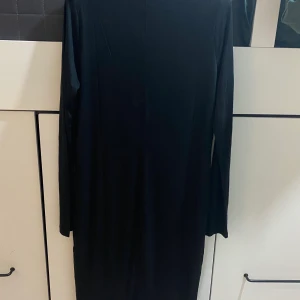 1xl - Kora midi dress från Fashion Nova                            Oanvänd, med lappen kvar i storlek 1xl, figurnära.  https://www.fashionnova.com/products/kora-mid-dress-black
