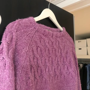 Rosa lila stickad tröja - Storlek 34/36. Väldigt bra skick knappt använd. Extremt mjuk. 