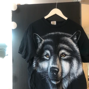 Svart T-shirt med tryck  - Storlek L. Bra skick. Vintage. Jag är en S och bär den oversized. 