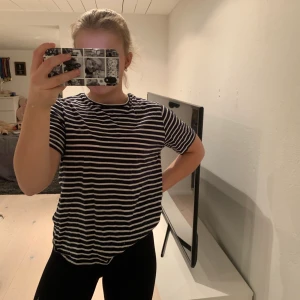 Tshirt  - Skön randig tshirt från zara. Väldigt mjukt material. Storlek M , 40kr med frakt