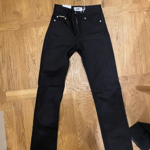 Eytys Jeans - Aldrig använda ( pris lapp kvar ) Lite baggy modell, svarta Jeans, storlek 25. För små för mig.     URSPRUNGSPRIS:2500. Dunder bra pris