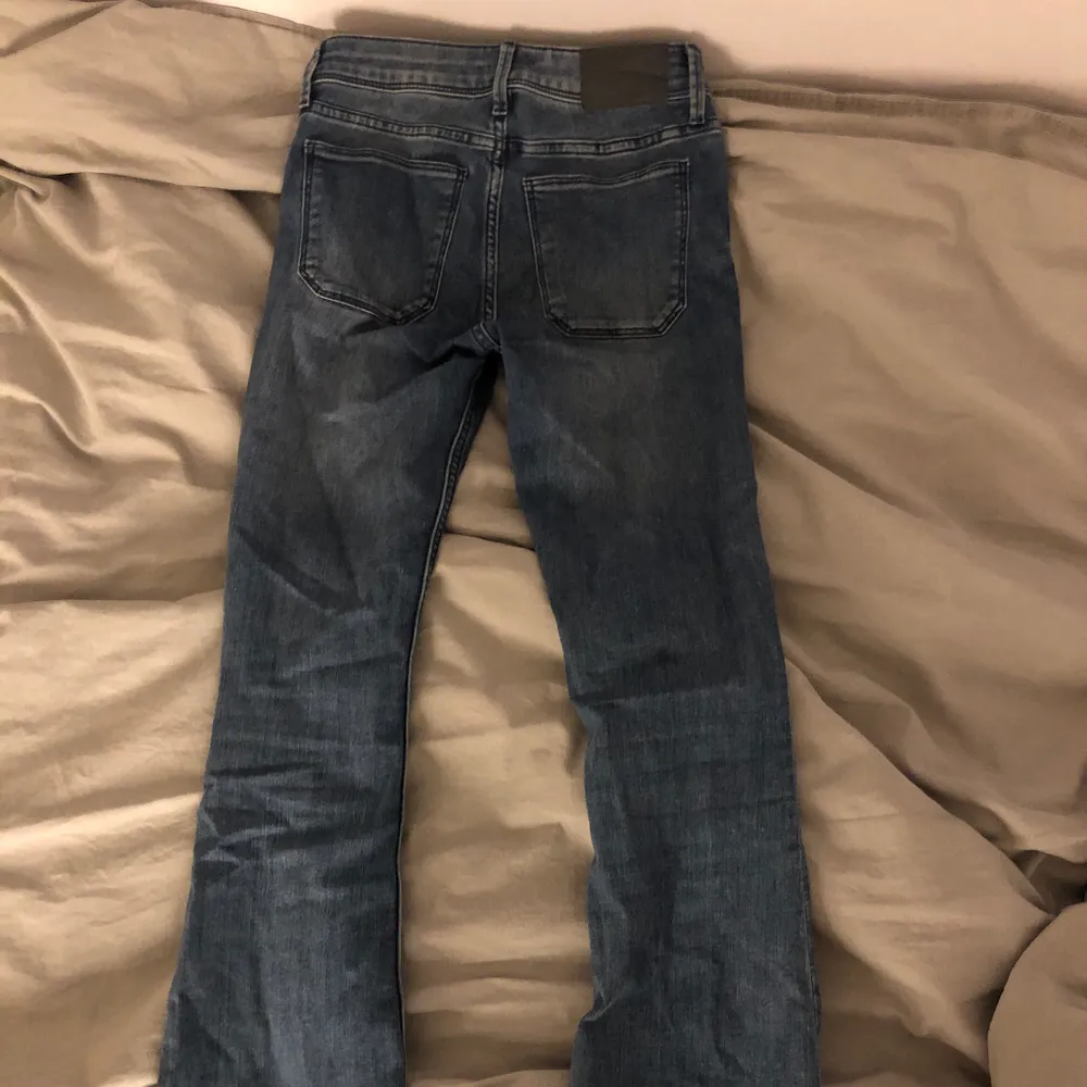 Bootcut jeans i storlek 34, köpa på H&M. Säljer dem då de är för små på mig, knappt använda. Skriv för fler bilder / bilder på 💞. Jeans & Byxor.