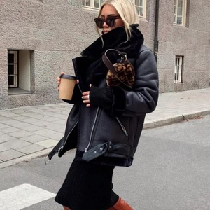 Populär NAKD jacka - Säljer denna jacka från NAKD, köpt nyligen, mycket bra skick. Men säljs pga av används ej lika mycket som jag hade hoppats på. Kan mötas i sthlm, ev köparen betalar för frakt. Pris kan diskuteras.💓💓💓 Buda från 300, nypris 999.