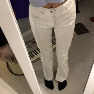 Superfina vita jeans med slits, använt kanske 1 gång, inte alls genomskinliga. Buda!!🥰