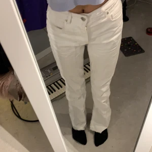 Vita jeans - Superfina vita jeans med slits, använt kanske 1 gång, inte alls genomskinliga. Buda!!🥰