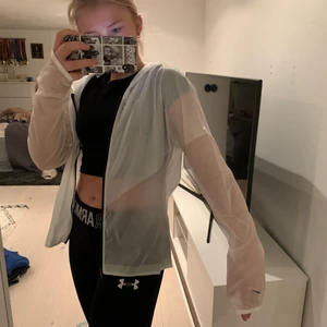 Vindjacka - Ascool vit genomskinlig jacka från nike. Man kan använda den till vardagen och till träning. Tycker den är otroligt snygg. 200kr inklusive frakt 