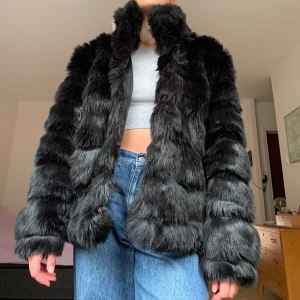 Svart pälsjacka - Svart jacka i faux fur från Nelly. Fint skick bortsett från hål i båda fickorna(efter bara någon veckas användning). Kan säkert fixas med lite nål och tråd! +99kr frakt
