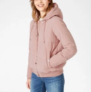 Rosa puffig jacka - Rosa puffjacka säljes i polyester/bomull! Ej dun! Använd ett par gånger men fortfarande i fint skick, och hittar inget att anmärka på! Den är supergosig och varm! (Nypris: 699 kr)  Finns att hämta i Bandhagen, eller skickas mot frakt!