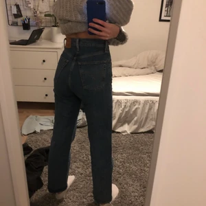 levi’s jeans - sparsamt använda mörkblåa levis jeans som säljs för de är för korta för mig som är 175! köparen står för frakt💓 nypris 1000kr