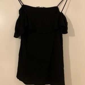 Linne med volang - Linne med volang upptill. Storlek s, från gina. 30kr+ frakt