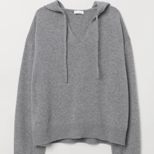  Kashmir Hoodie - Säljer denna Kashmir hoodie då den inte används. Den är knappt använd!! De är 100% Kashmir. Skriv för mer info💕 HÖGSTA BUD: 750kr💕 köpt för 1000kr