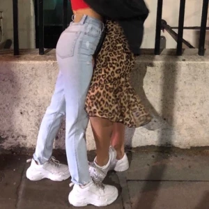 Ljusa mom jeans med hål - Säljer dessa ljusa mom jeans med hål på knäna (se bild 2) dom är i storlek XS och är köpa på h&m i London🥰