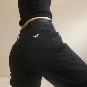 Armani workwear jeans - Armani workwear jeans i strl 38. Ej äkta. Grå/svarta. Snygga men tyvärr inte min stil längre 🤤