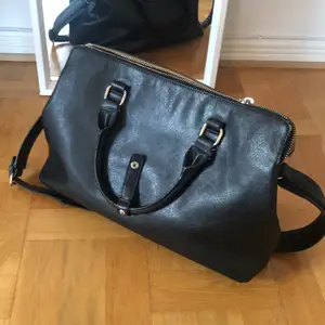 black leather bag from zara. Perfect to go to the office. 40x20x30cm almost in perfect condition, it has worn a little bit on the bottom part, I can send you pictures if interested.