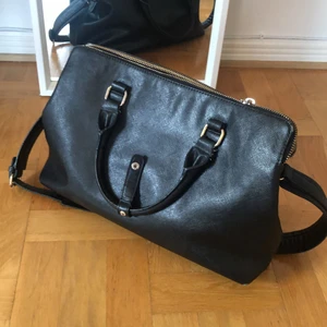 zara black leather bag - black leather bag from zara. Perfect to go to the office. 40x20x30cm almost in perfect condition, it has worn a little bit on the bottom part, I can send you pictures if interested.
