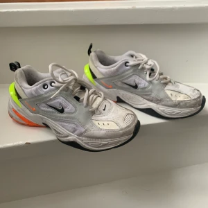 Nike M2K Tekno, str 40 - Säljer mina älskade Nike M2K Tekno i storlek 40 pga inte riktigt min stil längre ✌️ köptes för 700kr, säljer för 250kr. (Dom är lite leriga nu men tvättar noga innan försäljning!!) swipe för mer info 🌟