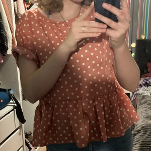 Gullig gammelrosa topp - Väldigt gullig topp med vita prickar på. Men har tyvärr aldrig kommit till användning. 