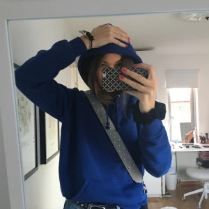 Blå hoodie  - Säljer nu min snygga hoodie från BIKBOK. Storlek XS men passar även S/M! Lite nopprig men annars bra skick! Köptes för 350kr säljs för 200kr💙