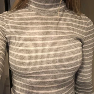 randig tröja strl S  - Skön tröja från Gina som inte blir nopprig i strl S, passar XS med. Frakt på 44 kr tillkommer 