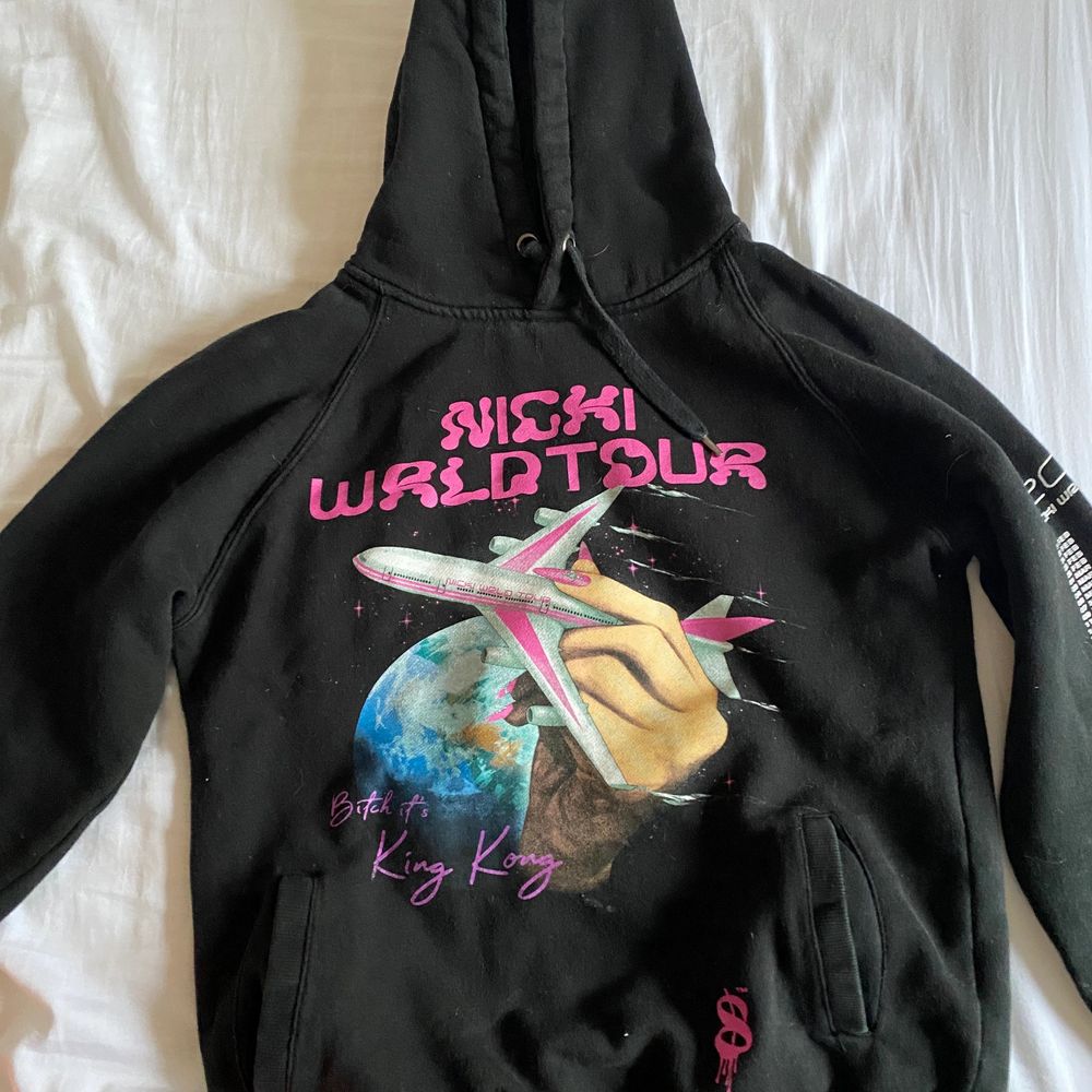 Säljer min Nicki Minaj hoodie som är köpt på konserten 2019. Inga skador eller linkade och den är inte mycket andvänd. . Tröjor & Koftor.