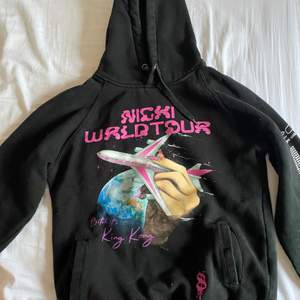 Säljer min Nicki Minaj hoodie som är köpt på konserten 2019. Inga skador eller linkade och den är inte mycket andvänd. 