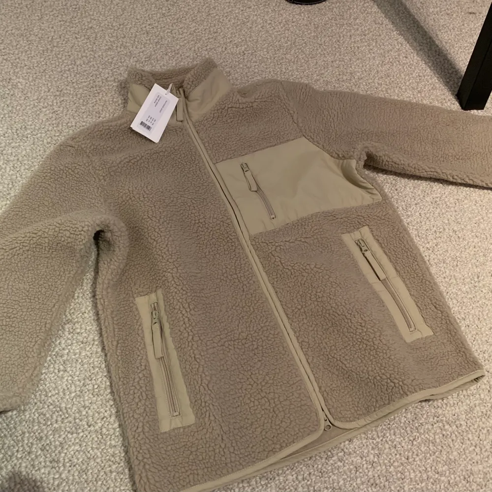 En aldrig använd beige fleece-jacka från trendiga märket A days march! Storlek: medium (M). Pris i butik 1400 kr. Jackor.