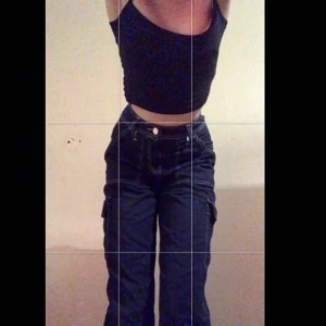 Byxor - Säljer ett par ass snygga jeans med Fickor på sidorna. Tyvär för korta för mig som är 166💞 skriv för fler bilder. +40kr frakt men kan också mötas upp i Stockholm.