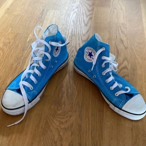Blåa Converse strl. 39 - Ett par blåa converse i strl:39. Köpta secondhand.        Köparen står för fraktkostnaden!😊