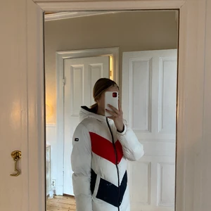 tommy hilfiger vändbar jacka - Säljer min vändbara vinter jacka från tommy hilfiger. Jackan är endast använd en säsong så den är i fint skick och helt ny tvättad. Storleken är lite oklar men den passar mig som brukar ha xs, 164 cm . Det finns dock ett ypperst litet hål Brevid dragkedjan på den vita sidan men det är inget man märker. Pris kan diskuteras 