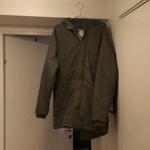 Grön lång herrjacka från Lager157 - Lång militärgrön herrjacka från Lager157 i strl M