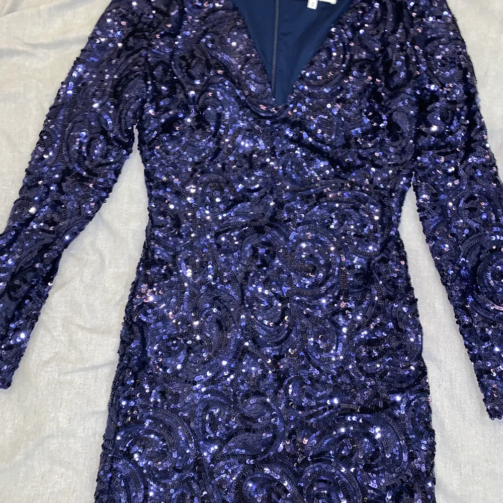 En perfekt klänning till nyår! Säljer nu denna helt oanvända Dry lake klänningen, som tyvärr är något liten för mig. Har för mig att jag betalade ca 800kr för den. Frakten ingår i priset!. Klänningar.