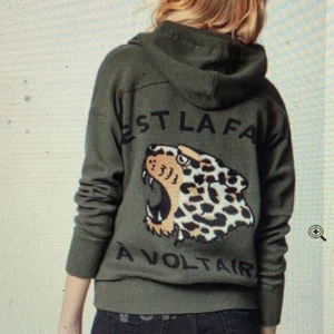 Zadig kofta  - Säljer min knappt använda militär gröna Zadig kofta. Köpt för 2700kr och i mycket fint skick ❤️bud på 1000kr❤️