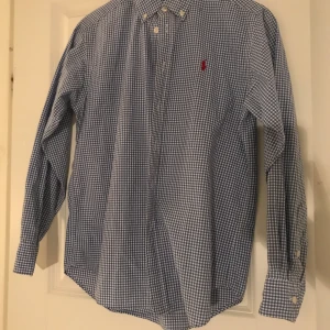 Ralph Lauren-skjorta 10-12 år - Sparsamt använd. Vid Mariatorget.