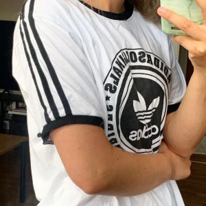 Adidas T-shirt - Storlek L men är mer som en M, 100kr.