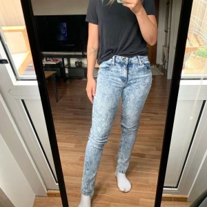 Cheap monday jeans - Aldrig använda, storlek 26/32, är som 36 eller 38 i storlek