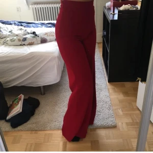 Zara kostymbyxor  - Svinsnygga röda kostymbyxor från Zara! Perfekt att ha på fest eller julmiddag typ🥰🎄 frakt tillkommer💓 Lånade bilder så skriv om ni vill ha fler eller undrar över något💗💗